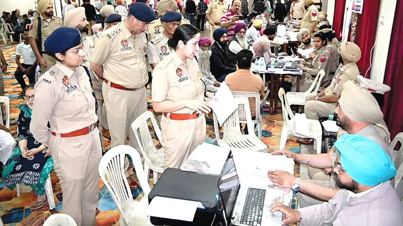 Khanna Police: खन्ना पुलिस ने लगाया समाधान कैंप, मौके पर ही शिकायतों का किया निपटारा