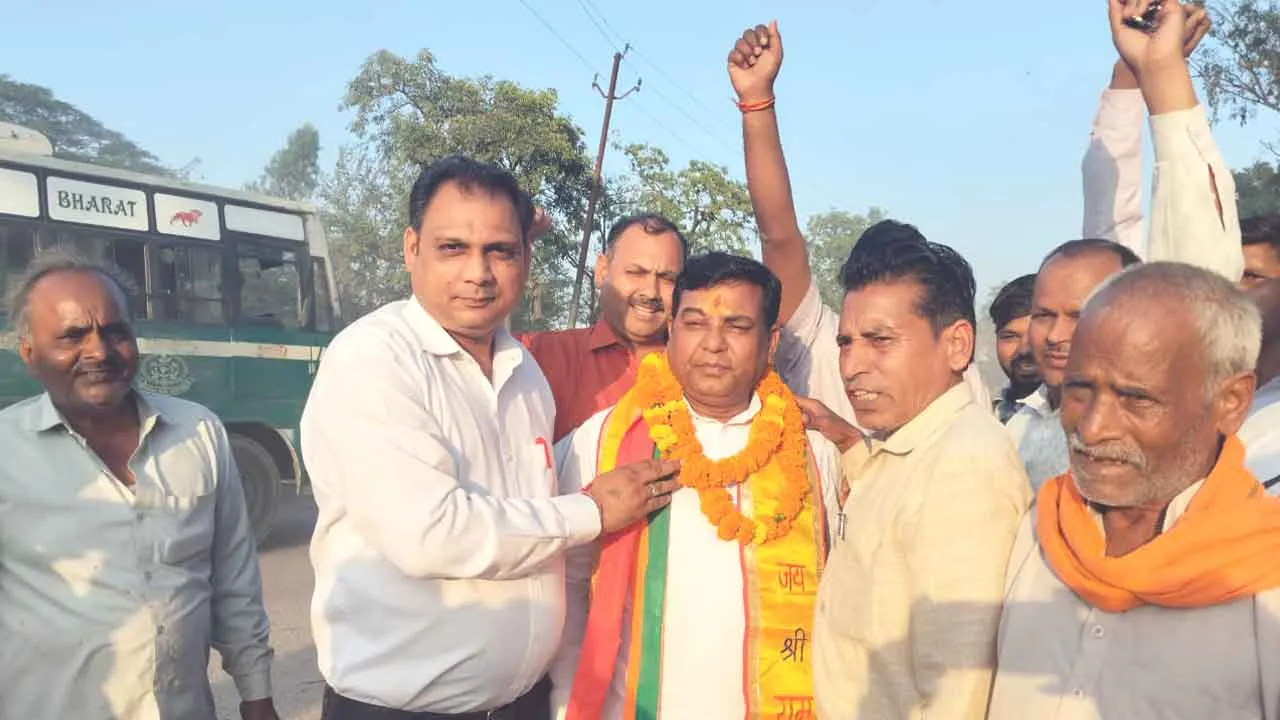 भाजपा जिला उपाध्यक्ष बनने पर विजय प्रजापति का मीरापुर में भव्य सम्मान, प्रजापति समाज में खुशी की लहर