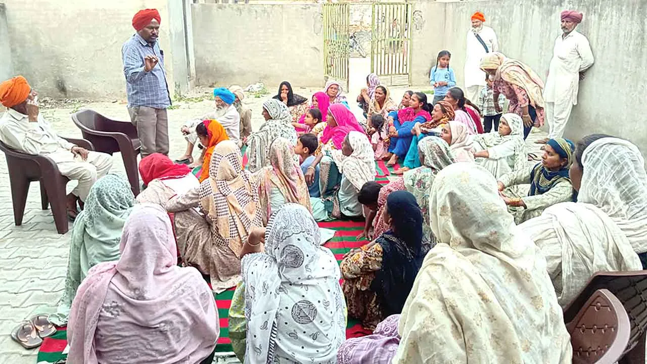आठ महीनों से नरेगा कामगारों को न काम मिला, न बेरोजगारी भत्ता, बिगड़ा घर का बजट