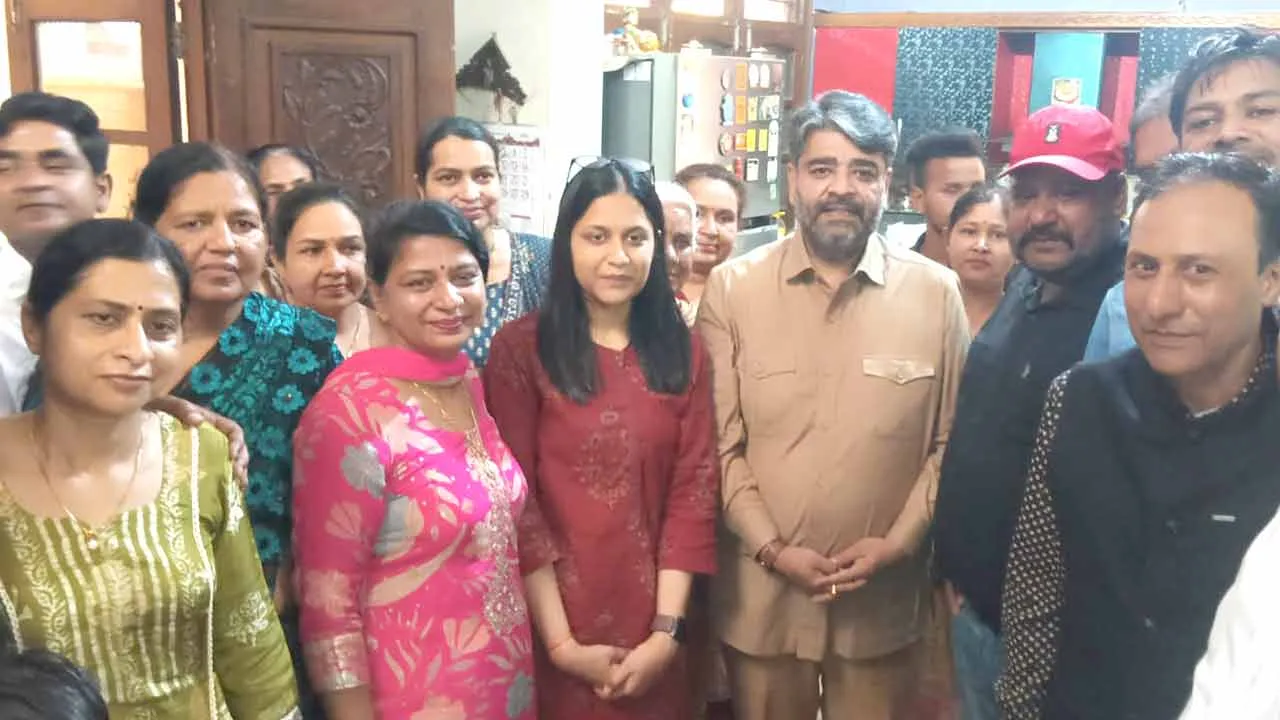 पूर्व राज्य मंत्री असीम गोयल ने यूपीएससी सिविल सेवा परीक्षा में सफलता प्राप्त करने वाली शहजादपुर की बेटी सुहासिनी मित्तल के निवास पर जाकर दी बधाई और शुभकामनाएं