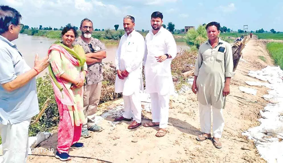 हनुमानगढ़ से अंतरराष्ट्रीय महिला दिवस पर विशेष: हनुमानगढ़ की सरपंच नवनीत संधू ने घग्गर बाढ़ से कैसे बचाया? देखिये महिला नेतृत्व की ताकत!