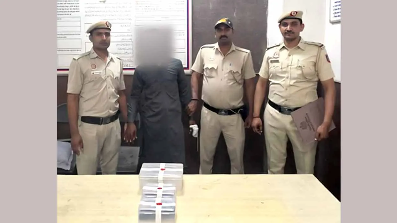 Delhi Crime News: दिल्ली के वेलकम थाना पुलिस ने कुख्यात लुटेरे को गिरफ्तार किया