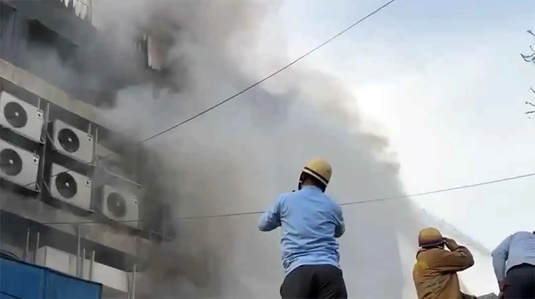 Noida Factory Fire Today: नोएडा में मीटर बनाने वाली फैक्ट्री में भीषण आग, अंदर फंसे मजदूर