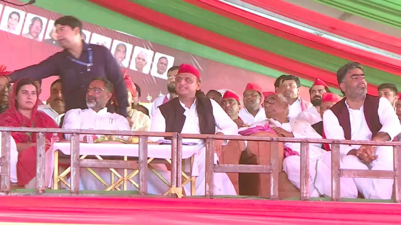 Akhilesh Yadav: अखिलेश यादव की जनसभा बनी चर्चा का विषय