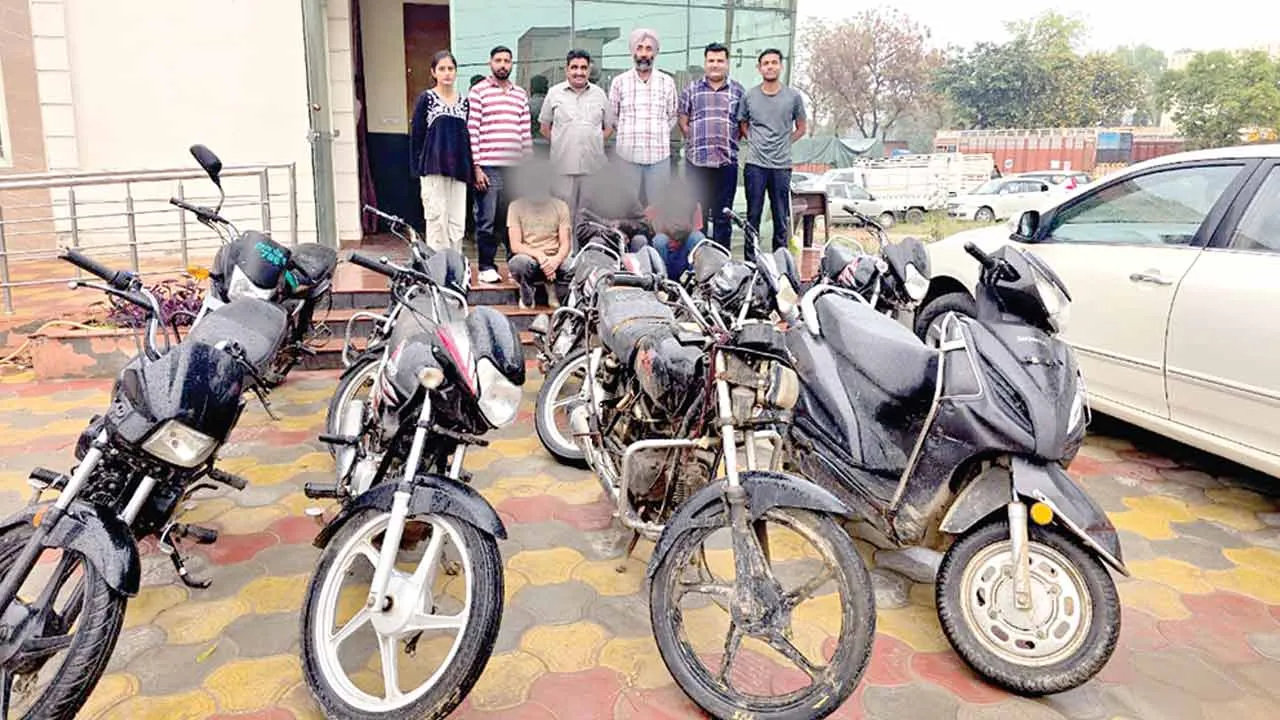 मोटरसाइकिल चोर गिरोह का पर्दाफाश, 3 काबू