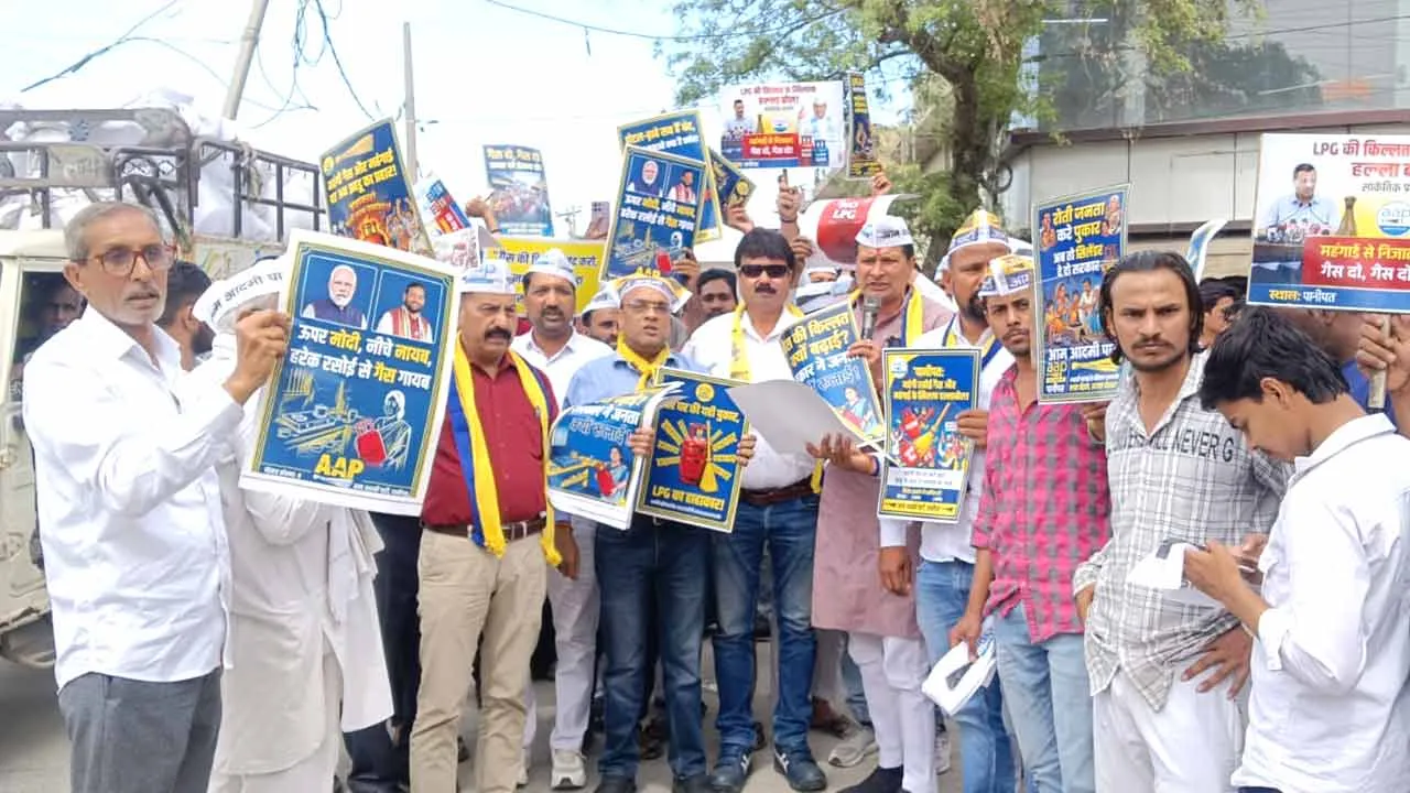 आप पार्टी ने किया प्रदर्शन..लेकिन समाजसेवी ओर यूवा बोले धैर्य रखें सबको मिलेगा सिलेंडर