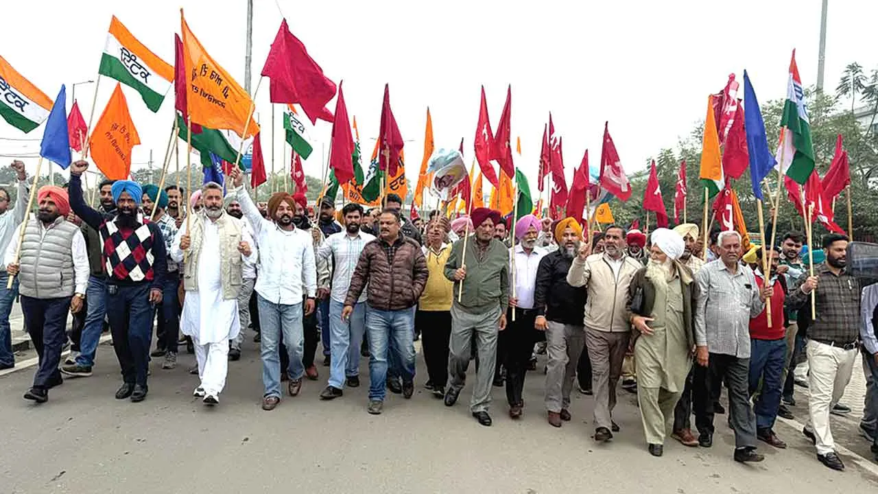 PRTC Employees: वेतन न मिलने पर भड़के पीआरटीसी कर्मचारी, रोष प्रदर्शन कर निकाला गुस्सा