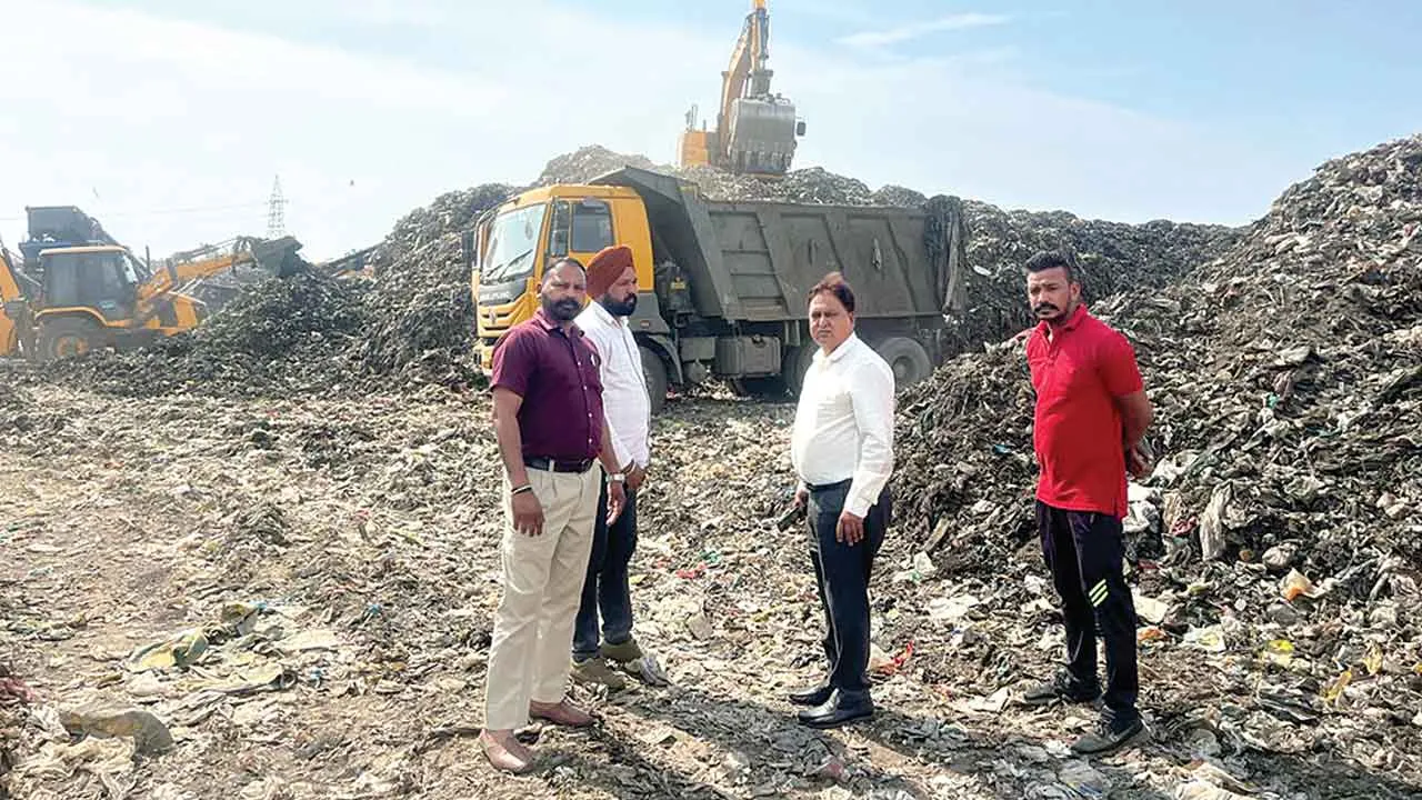 छुट्टी वाले दिन भी मेयर ‘ऑन ड्यूटी’: कूड़ा निपटान के चल रहे कार्यों का किया निरीक्षण 