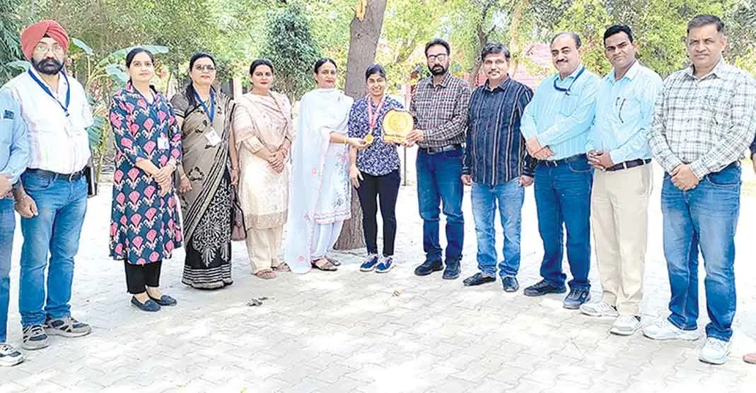 सरसा की पायल को कुश्ती में कमाल करने पर शाहपुर बेगू विद्यालय में किया सम्मानित