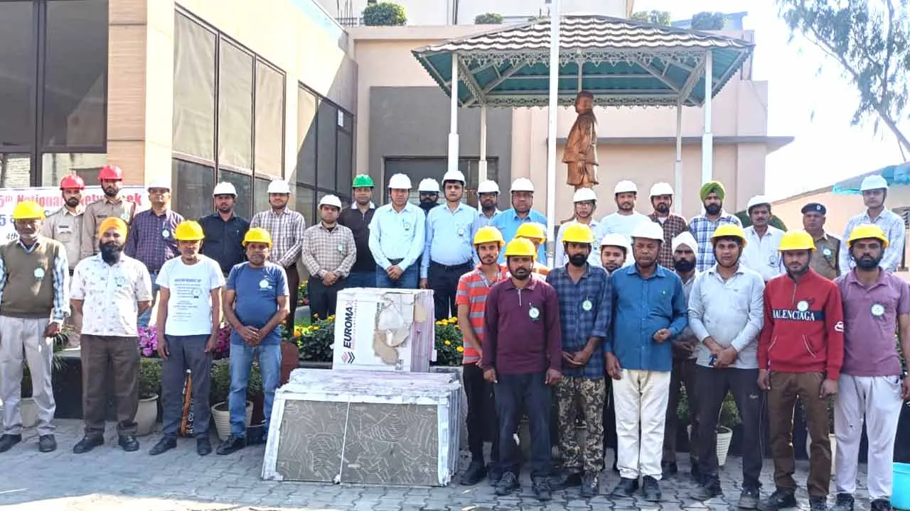 सेनसंस पेपर इंडस्ट्रीज प्राइवेट लिमिटेड में शुरू हुआ 55वां राष्ट्रीय सुरक्षा सप्ताह, कर्मचारियों को दी जा रही सुरक्षा संबंधी विशेष ट्रेनिंग