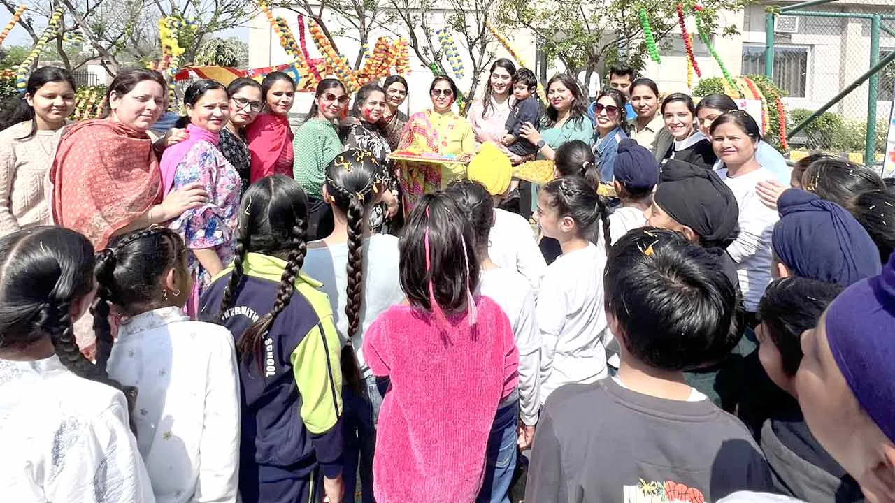 अक्षरा इंटरनेशनल स्कूल में रंगों, फूलों और उमंग के साथ मनाई गई होली, जल संरक्षण का दिया प्रेरक संदेश