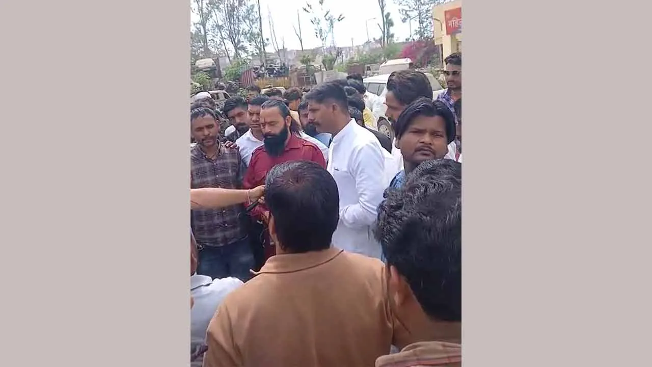 धार्मिक कार्यक्रम के दौरान भगवान बाल्मीकि पर आपत्तिजनक टिप्पणी से नाराज समाज के लोग थाना में हुए एकत्र कार्रवाई की मांग की