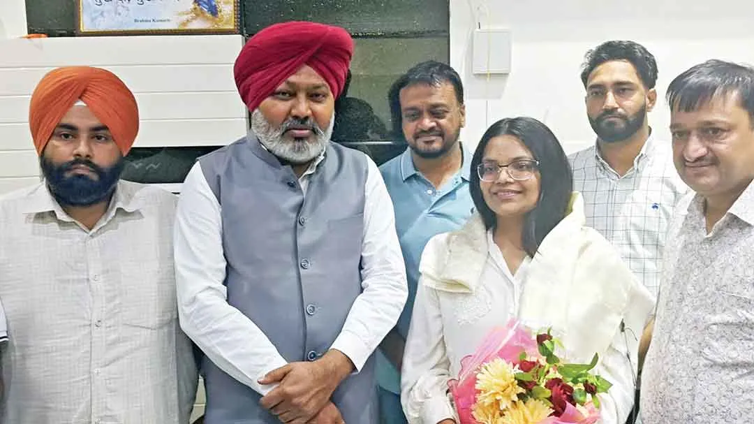 गुजरात में जज बनीं प्रिया गोयल का वित्त मंत्री हरपाल सिंह चीमा ने बधाई देकर किया सम्मान  