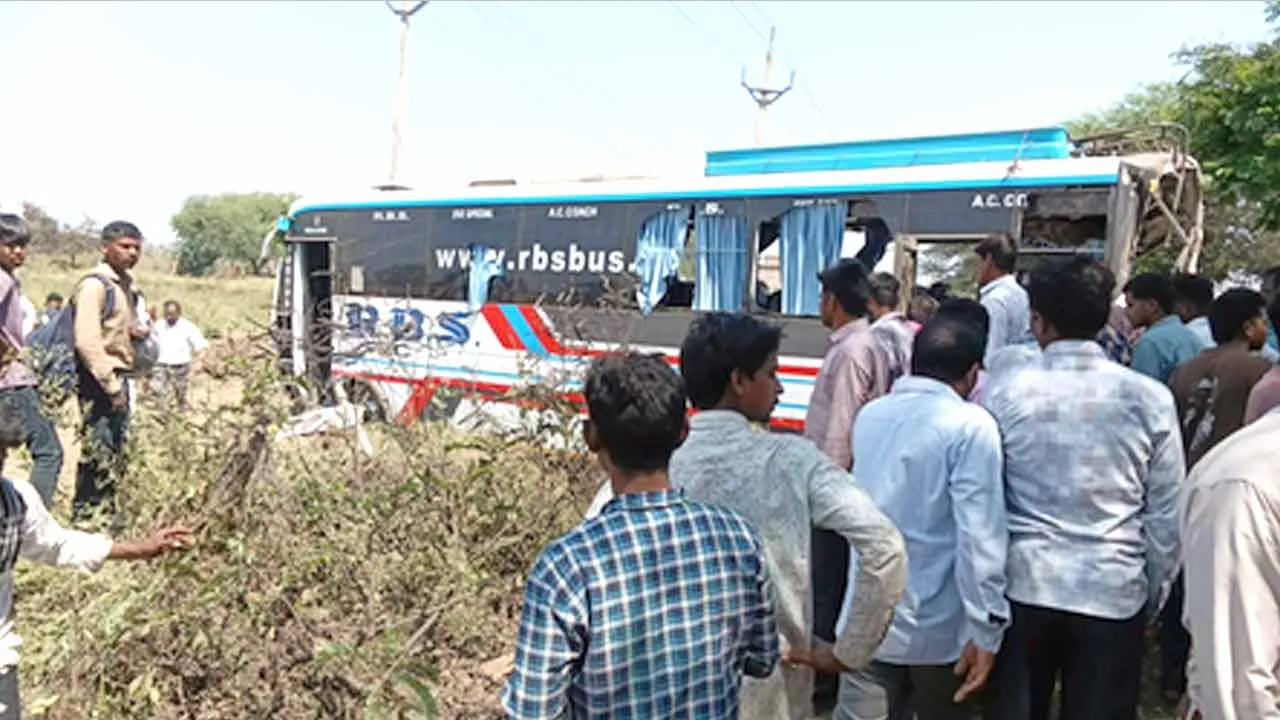 Raipur Road Accident News: सिमगा के पास यात्री बस और ट्रक में भीषण टक्कर, 5 की मौत, 30 घायल