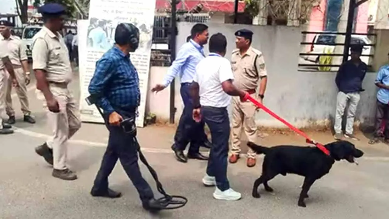 Ranchi Bomb Threat: बोकारो कोर्ट कॉम्प्लेक्स को बम से उड़ाने की धमकी