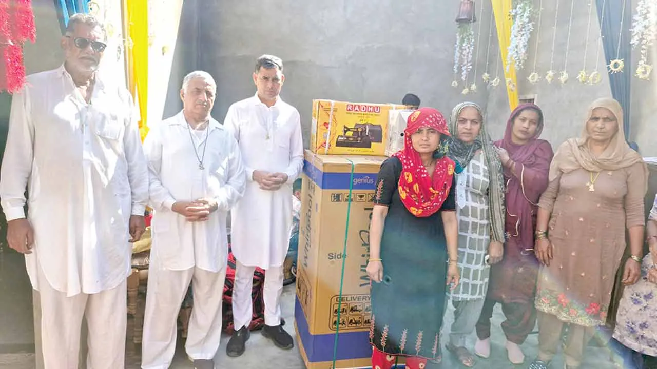 इन्सानियत: ब्लॉक रानियां-चामल की साध-संगत ने जरूरतमंद बेटी की शादी में दिया घरेलू सामान