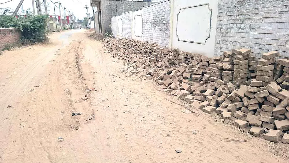 रानियां जन स्वास्थ्य विभाग ने तोड़ी सड़क, राहगीरों के लिए बनी परेशानी का सबब