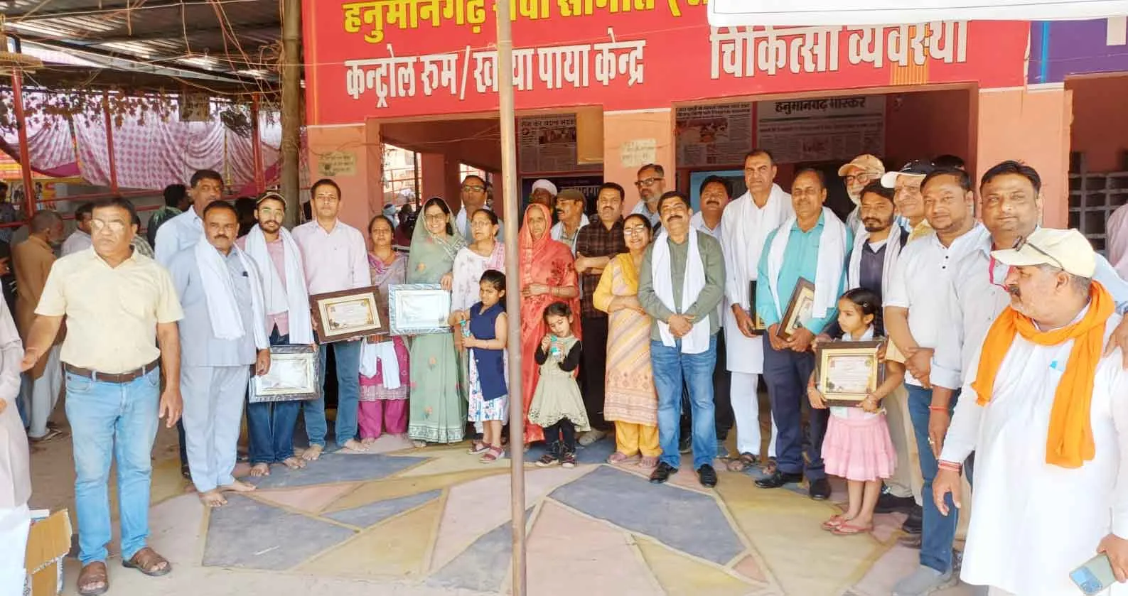 पत्रकारों ने कन्या पूजन कर कराया भंडारे का शुभारंभ