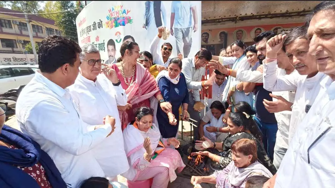 अनोखा विरोध प्रर्दशन: सड़क पर बैठकर मिट्टी के चुल्हे पर महिलाओं ने बनाई रोटी