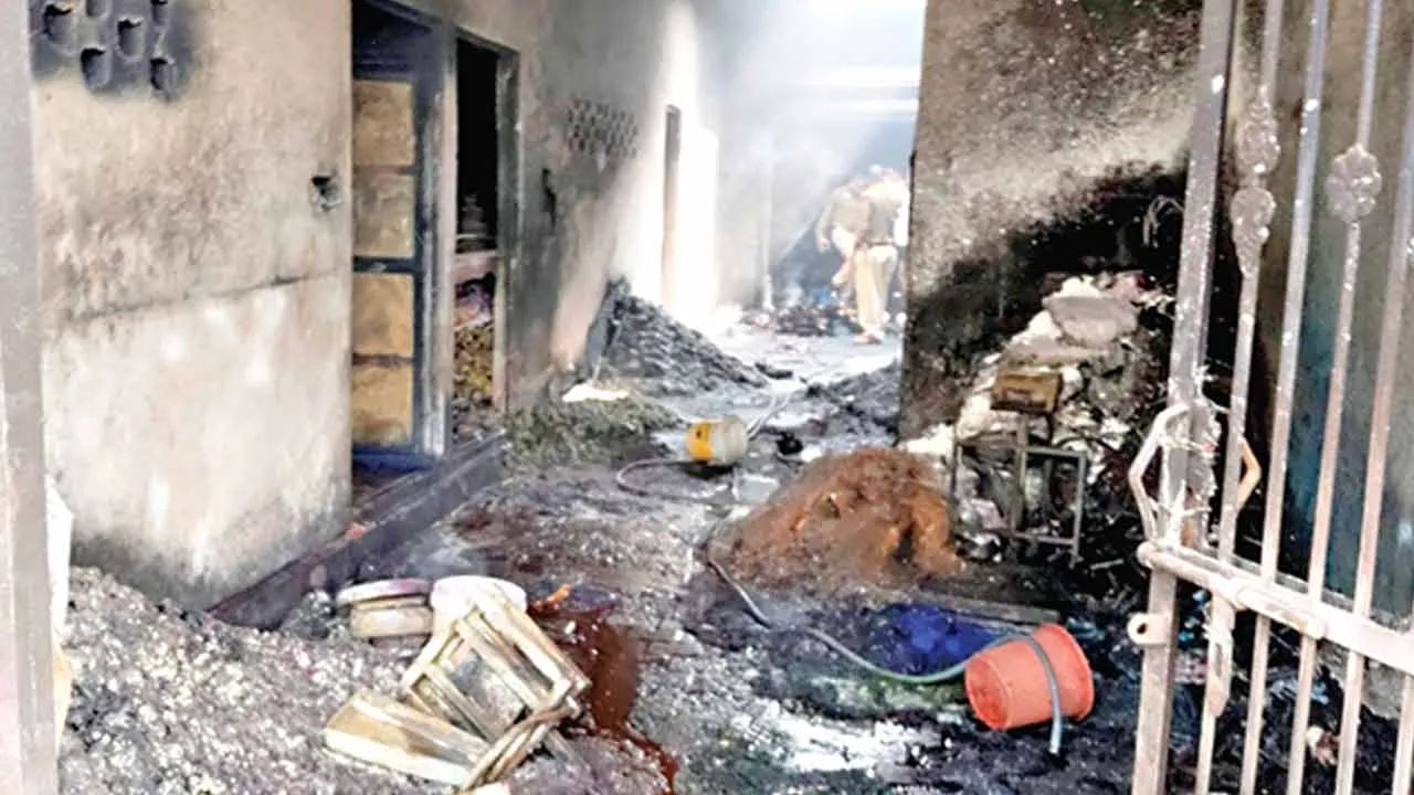 Factory Fire: रंग-गुलाल की फैक्ट्री में लगी भीषण आग, चार महिलाओं की मौत, 20 मजदूर घायल