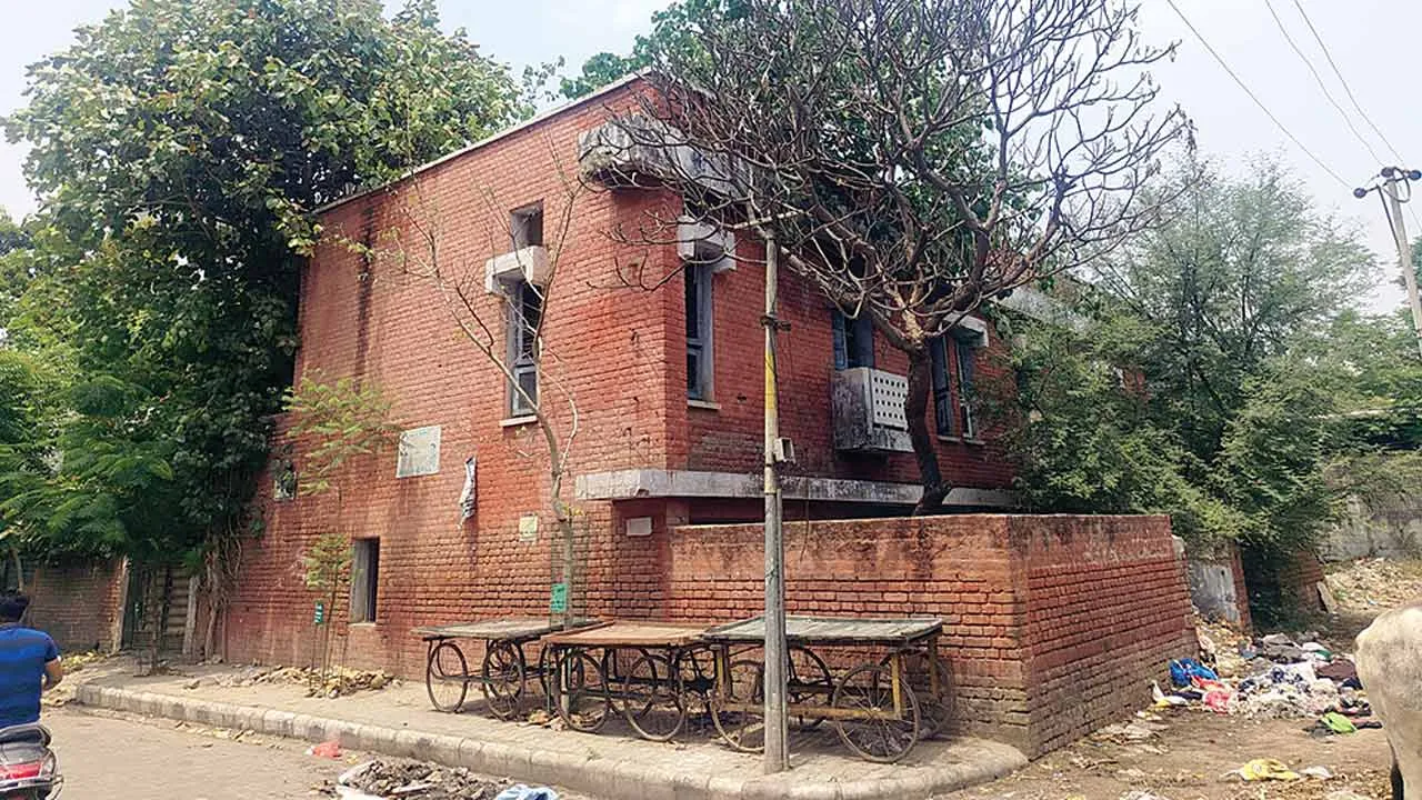 संगरूर के खंडहर बने क्वार्टर नशेड़ियों की पनाहगाह