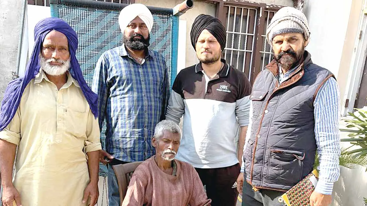 Welfare Work: डेरा श्रद्धालुओं ने की मानसिक रूप से विक्षिप्त बुजुर्ग की संभाल