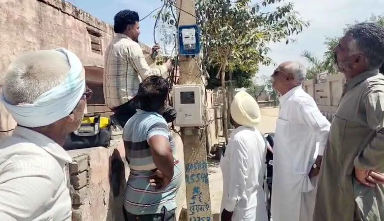 मक्कासर में स्मार्ट मीटर पर बवाल, ग्रामीणों ने उतरवाया मीटर