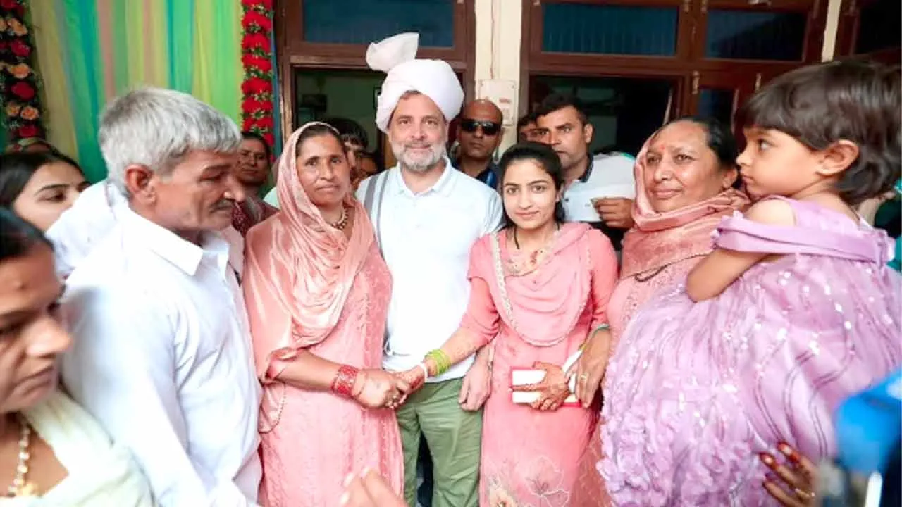 Rahul Gandhi: निभाया वादा, बेटी को आशीर्वाद देने राहुल गांधी पहुंचे मदीना गांव