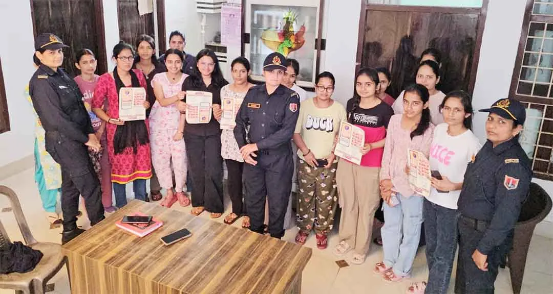 छात्राओं को सिखाए आत्मरक्षा व डिजिटल सहायता के तरीके
