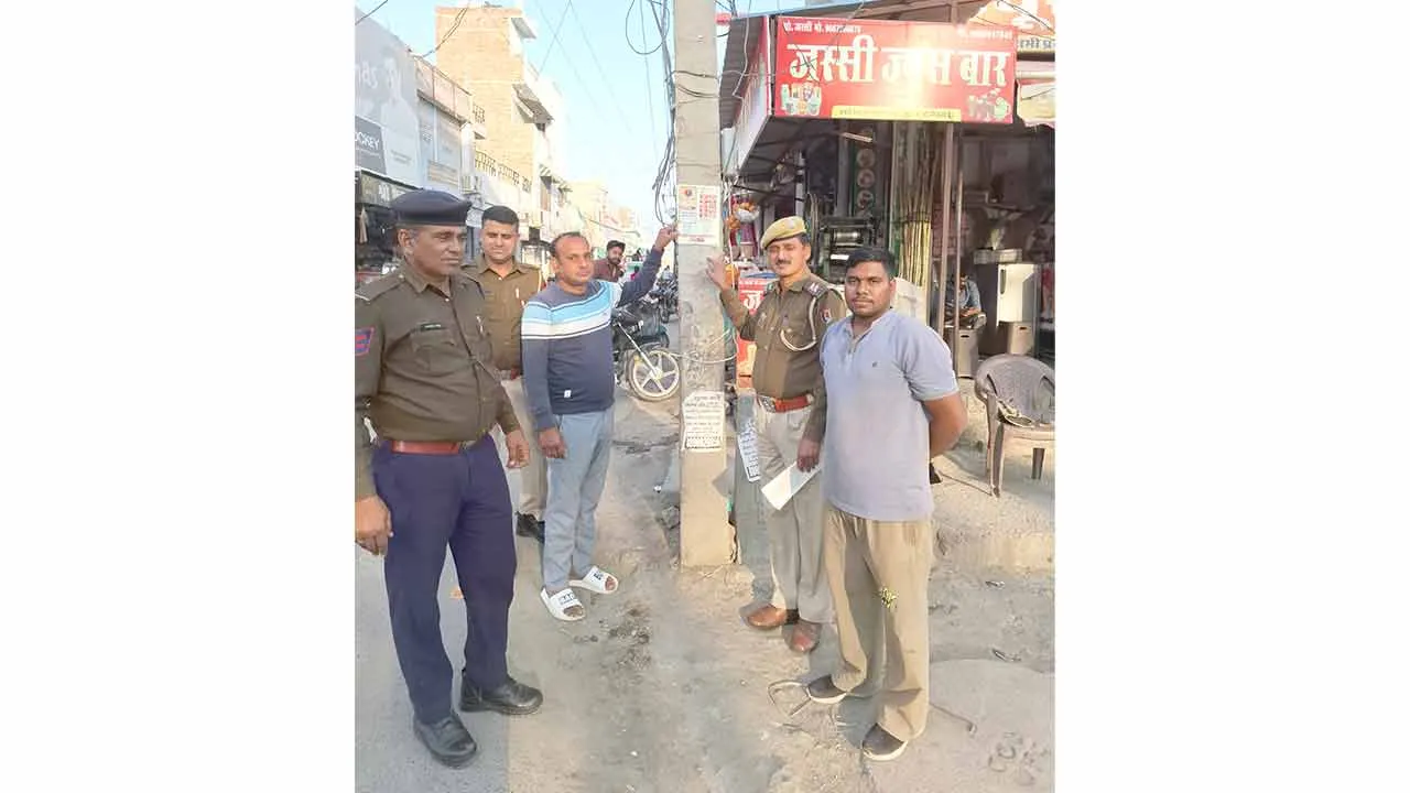 टिब्बी में RajCop Citizen App को लेकर जागरूकता अभियान, पुलिस ने चिपकाए सूचना पोस्टर
