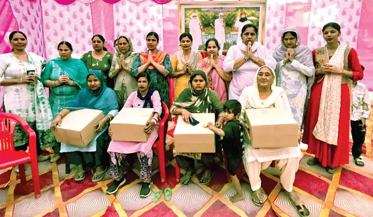 कल्याण नगर की बहनों ने 50 जरूरतमंदों को बांटी स्टेशनरी व 5 को राशन
