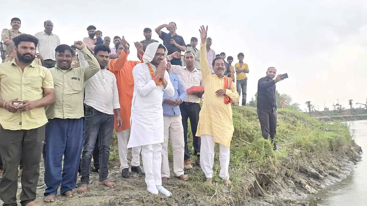 तिगरी गंगा धाम में रिंग बांध स्पर निर्माण कार्य का शिलान्यास, विकास कार्यों का निरीक्षण