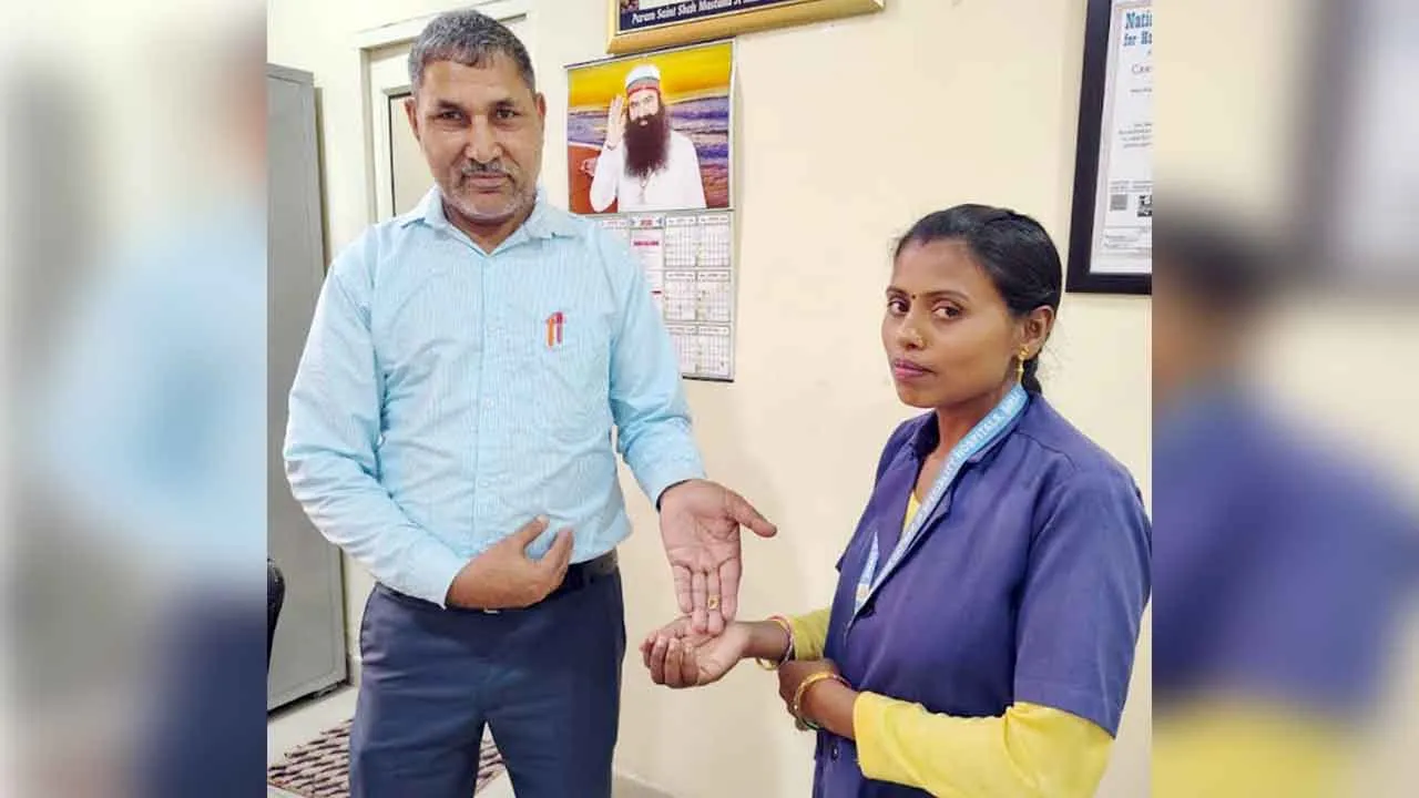 Honesty: शाह सतनाम जी स्पेशलिटी अस्पताल के कर्मचारी ने सोने की बालियां असली मालिक को लौटाईं