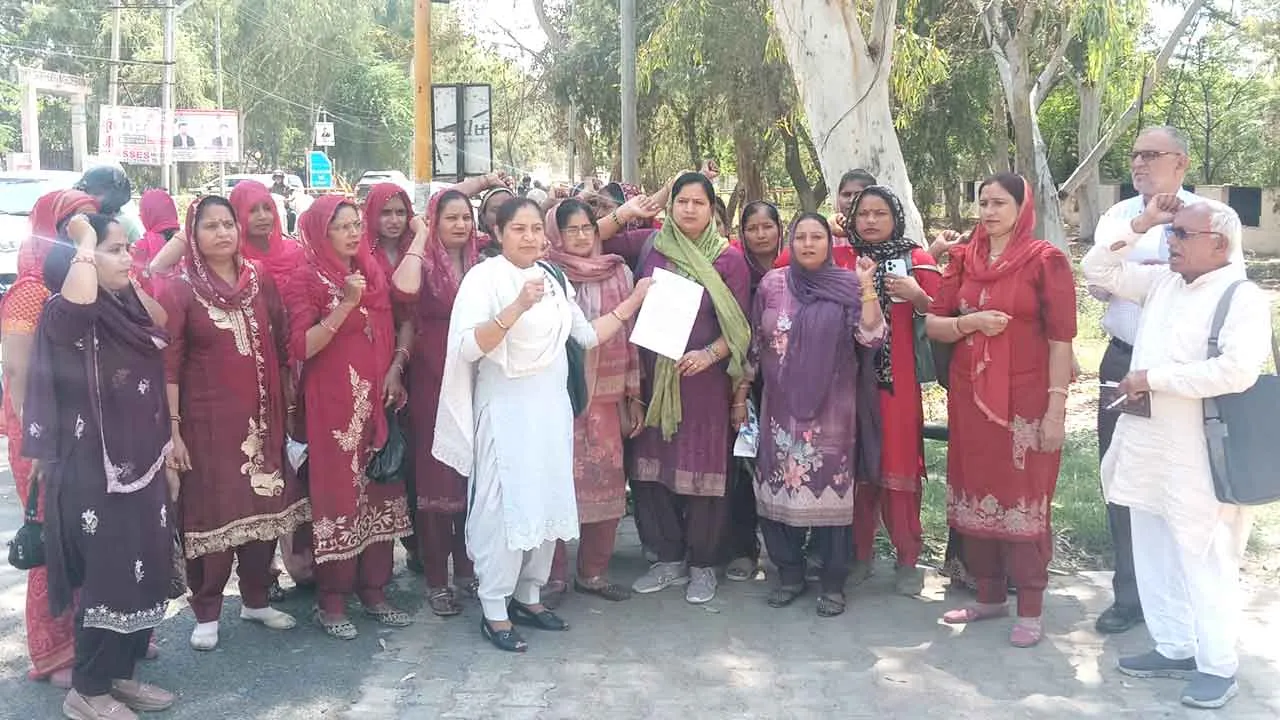 Asha Workers Protest: भिवानी में आशा वर्करों का लघु सचिवालय के सामने जोरदार प्रदर्शन