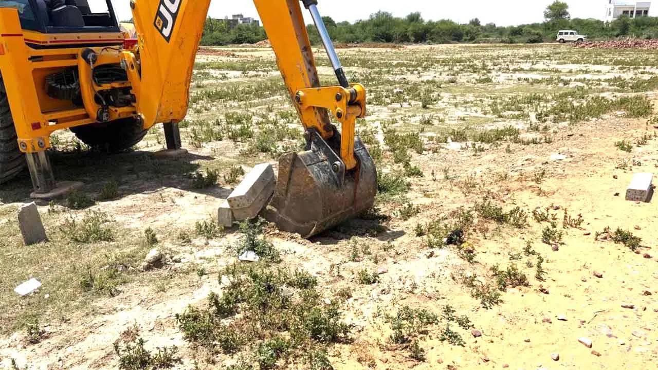 Bulldozer Action: भिवानी-महम रोड पर अवैध कॉलोनी पर प्रशासन की बड़ी कार्रवाई, 6 एकड़ में निर्माण ध्वस्त