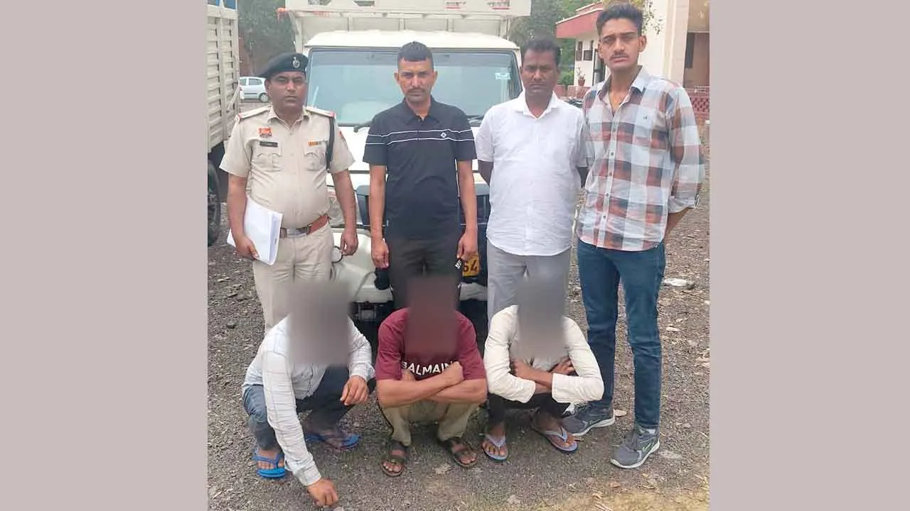 Theft News: होटल का ताला तोड़कर सामान चोरी के मामले में तीन आरोपी गिरफ्तार