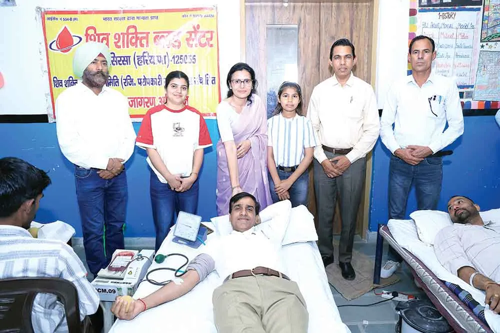 शिक्षक स्व. रविंद्र गोदारा की स्मृति में लगाया रक्तदान शिविर