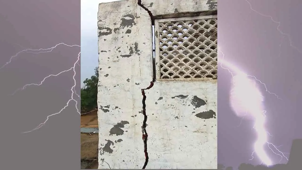 तरकांवाली गाँव में एक घर पर गिरी आसमानी बिजली, मकान क्षतिग्रस्त, बिजली के उपकरण जले, युवती घायल