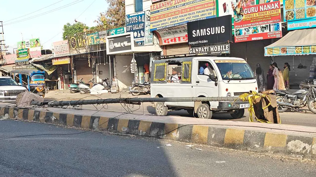 चौटाला रोड पर हादसा, अतिक्रमण व अवैध पार्किंग हटाने की उठाई मांग