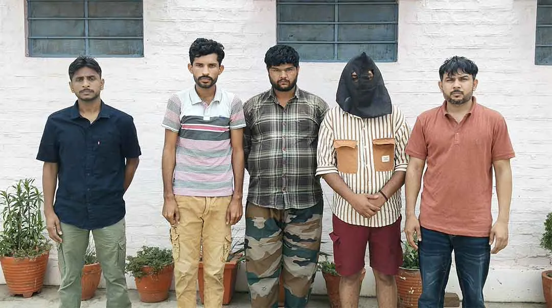 शराब ठेकों पर फायरिंग कर दहशत फैलाने वाली गैंग का पर्दाफाश, सरगना सहित 5 आरोपी गिरफ्तार