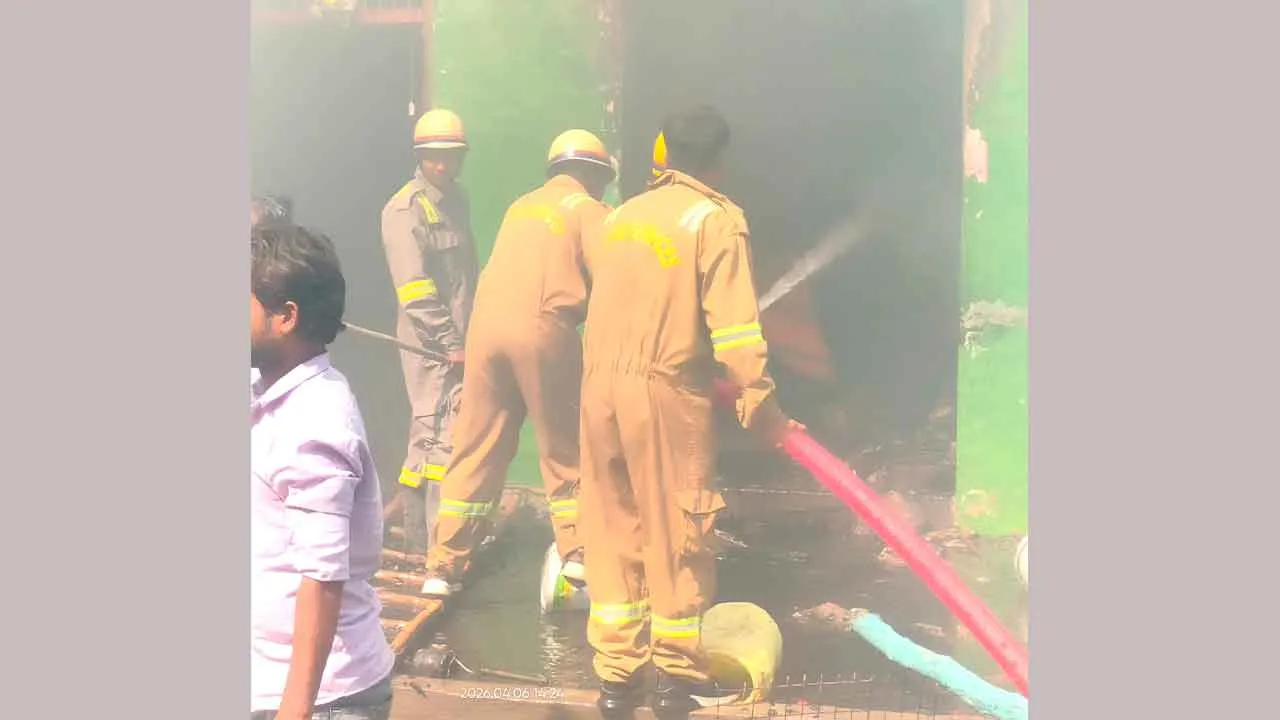 Fire: शिकोहाबाद में आग लगने के बाद मकान में हुआ धमाका, आधा दर्जन घायल
