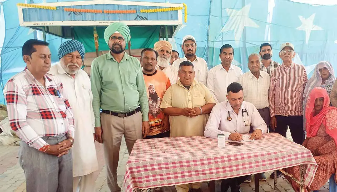 श्री जलालआणा साहिब में नि:शुल्क चिकित्सा जांच शिविर में मरीजों की जांच
