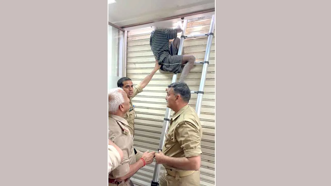 क्लिनिक में चोरी करने गया चोर, शटर और दीवार के बीच फंसा