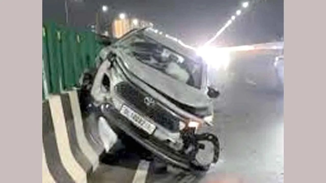 Gurugram Road Accident: गुरुग्राम में द्वारका एक्सप्रेसवे पर अनियंत्रित होकर डिवाइडर पर चढ़ी गाड़ी