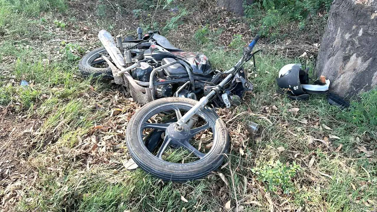 Road Accident: पुलिस कैदी वाहन और बाइक की टक्कर में युवक घायल