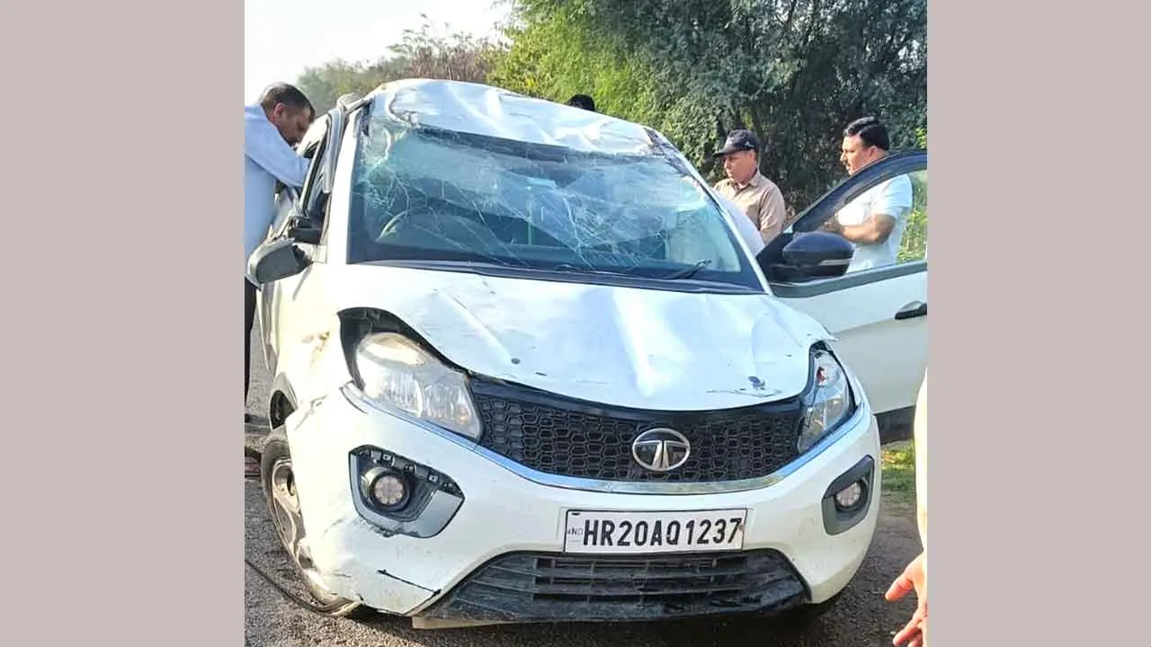 Road Accident: नेशनल हाईवे पर सैनीपुरा फ्लाईओवर के पास कार पलटी