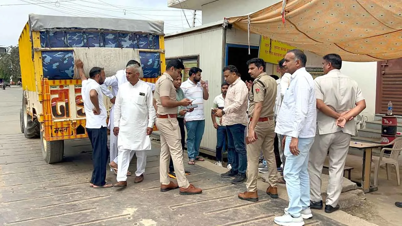 हांसी अनाज मंडी में गेट पास को लेकर हंगामा, घंटों इंतजार के बाद भी बाहर अटके किसान