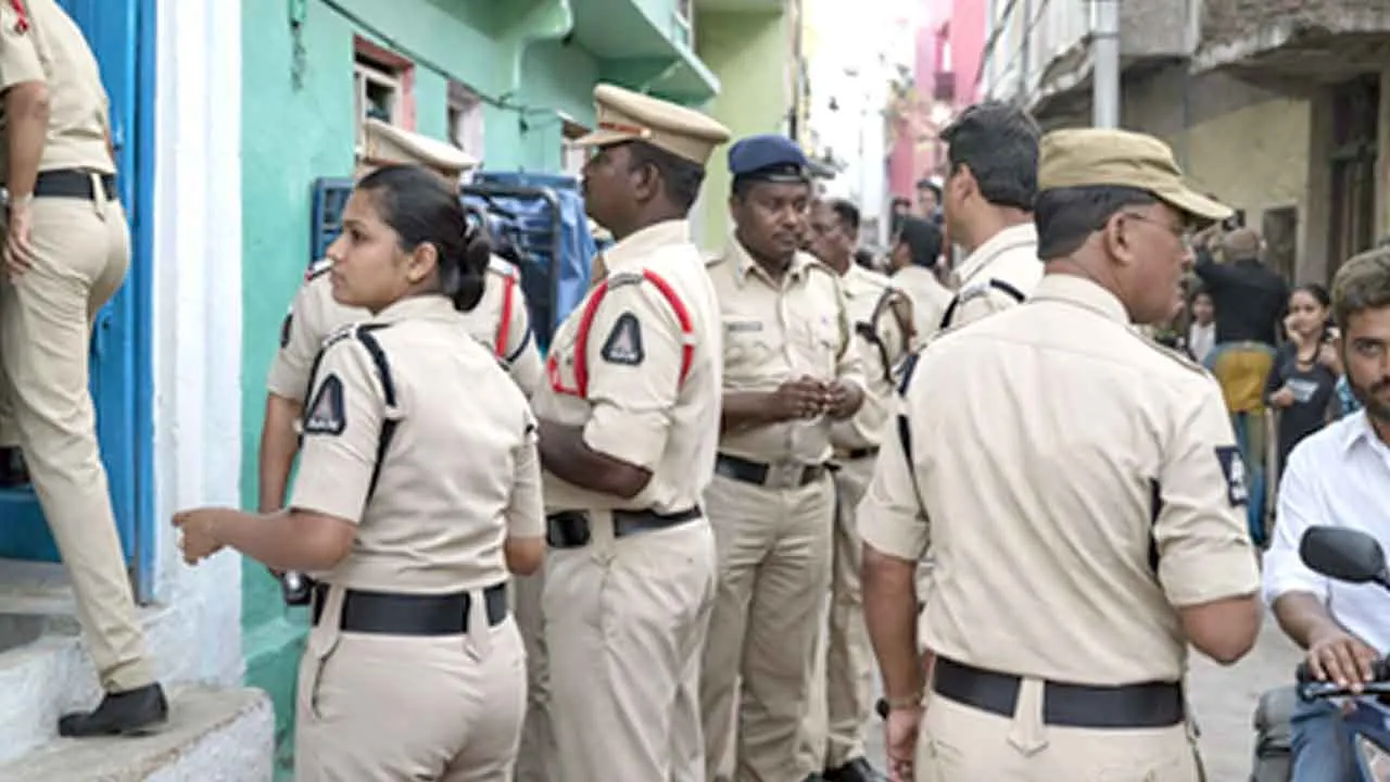 Hyderabad Police: हैदराबाद में पुलिस का अपराधियों पर शिकंजा, कमिश्नर ने घर पहुंचकर दी चेतावनी