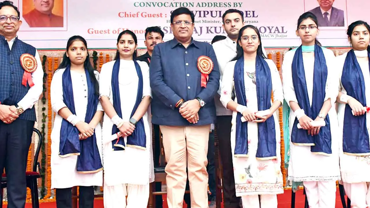 झज्जर के अग्रसैन कॉलेज के दिक्षांत समारोह में पहुंचे कैबिनेट मंत्रीे विपुल गोयल
