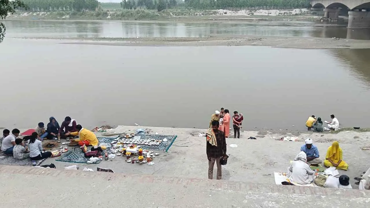 श्रद्धालुओं ने यमुना में लगाई आस्था की डुबकी